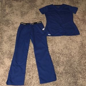 GREY’S ANATOMY ACTIVE SCRUB SET
